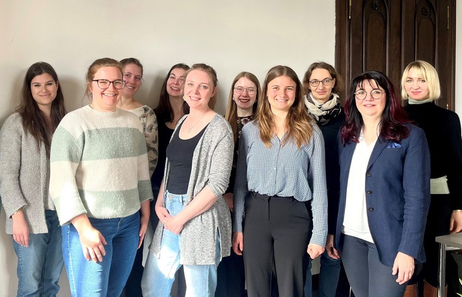 Gisela Schwack (2.v.r.), Präsidentin des Landgerichts Passau, mit Teilnehmerinnen des Frauen-Mentoring-Programms der Universität Passau; Foto: Universität Passau