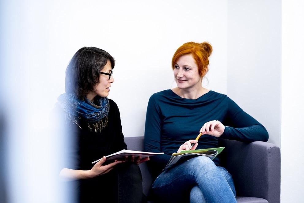 Bildhinweis: Moderatorin Petra Mayrhofer (rechts im Bild) mit der Kollegin Dr. Viola Huang. Foto: Universität Passau