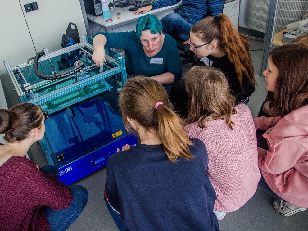 Dörte Rüweler im Workshop 3-D-Modelle gestalten