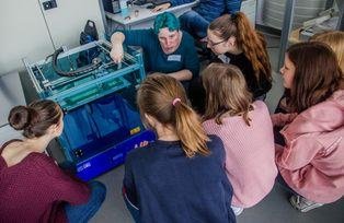 Dörte Rüweler im Workshop 3-D-Modelle gestalten