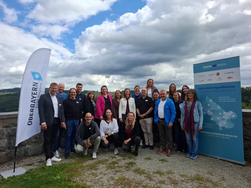 Gruppenfoto der Vernetzungsveranstaltung mit 1.v.l. Dr. Stefan Mang (CENTOURIS), 4.v.l. Sebastian Thoma (Tourismus Oberbayern München e.V.), 5.v.l. Holger Sigmund (Servus Tourismuspartner OG), 7.v.l. Stephanie Schwarzenlander (Oberösterreich Tourismus), 4.v.r. Verena Wanninger (Tourismusverband Ostbayern e.V.) und den Teilnehmern, Foto: Universität Passau