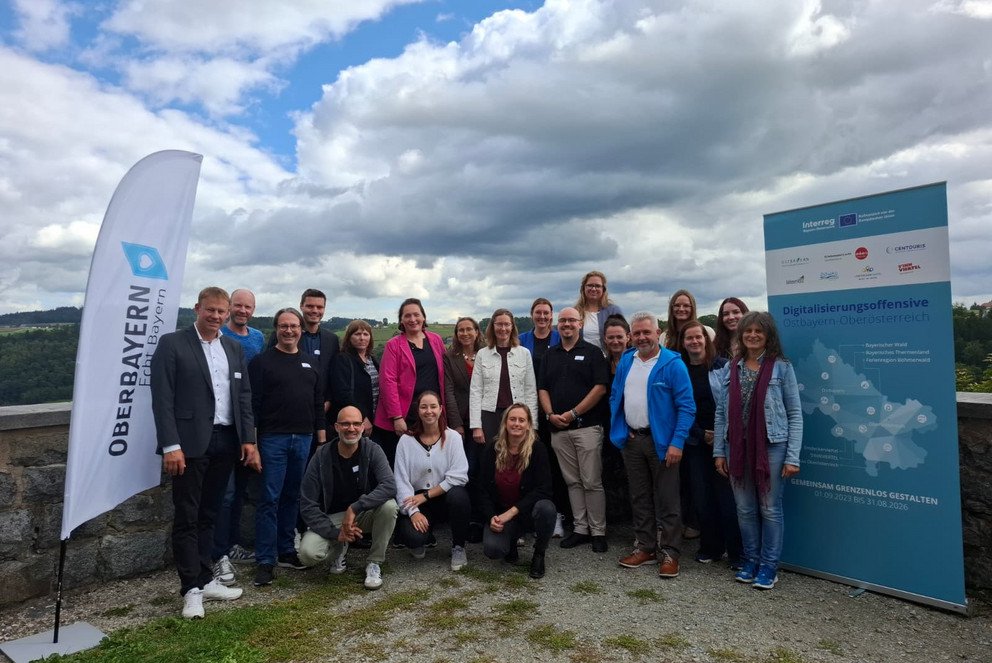 Gruppenfoto der Vernetzungsveranstaltung mit 1.v.l. Dr. Stefan Mang (CENTOURIS), 4.v.l. Sebastian Thoma (Tourismus Oberbayern München e.V.), 5.v.l. Holger Sigmund (Servus Tourismuspartner OG), 7.v.l. Stephanie Schwarzenlander (Oberösterreich Tourismus), 4.v.r. Verena Wanninger (Tourismusverband Ostbayern e.V.) und den Teilnehmern, Foto: Universität Passau