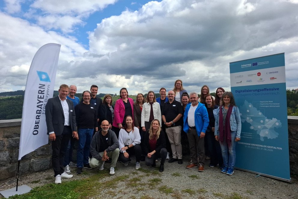 Gruppenfoto der Vernetzungsveranstaltung mit 1.v.l. Dr. Stefan Mang (CENTOURIS), 4.v.l. Sebastian Thoma (Tourismus Oberbayern München e.V.), 5.v.l. Holger Sigmund (Servus Tourismuspartner OG), 7.v.l. Stephanie Schwarzenlander (Oberösterreich Tourismus), 4.v.r. Verena Wanninger (Tourismusverband Ostbayern e.V.) und den Teilnehmern, Foto: Universität Passau