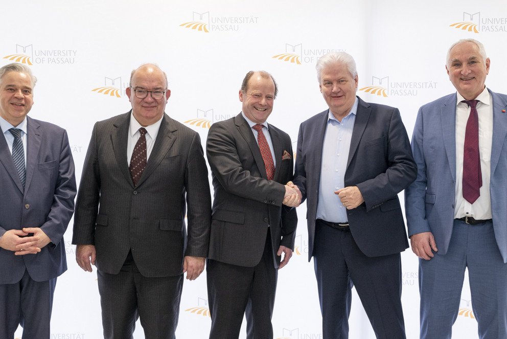 Bildhinweis: (v. l.) Dr. Achim Dilling (Kanzler der Universität), Prof. Dr. Klaus B. Beckmann (Vorsitzender des Universitätsrates), Dr. med. Karl Benedikt Freiherr von Moreau, Prof. Sigmund Gottlieb und Prof. Dr. Ulrich Bartosch (Präsident der Universität Passau). Foto: Universität Passau
