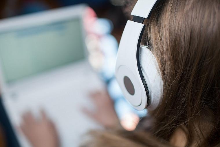 Musik hören während der Arbeit am Laptop