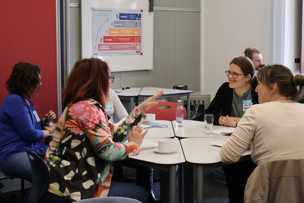 Beim moreBNE-Camp (hier bei der Veranstaltung im April) arbeiten Pädagoginnen und Pädagogen gemeinsam an Unterrichtsmaterialien zum Thema Fake News, die nach Fertigstellung als frei verwendbare Open Educational Resources geteilt werden; Foto: Johannes Jachmann 