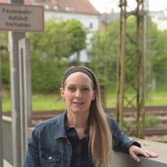 Frau schaut in die Kamera