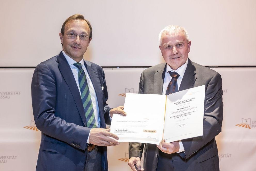 Vizepräsident für Forschung Prof. Dr. Robert Obermaier (links) und Dr. Erich Fuchs Dr. Erich Fuchs