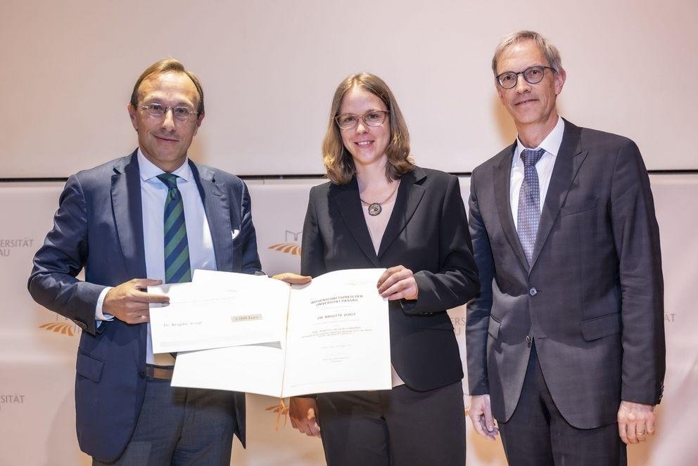 von links: Vizepräsident für Forschung Prof. Dr. Robert Obermaier, Dr. Brigitte Voigt und Prof. Dr. Hans-Georg Dederer