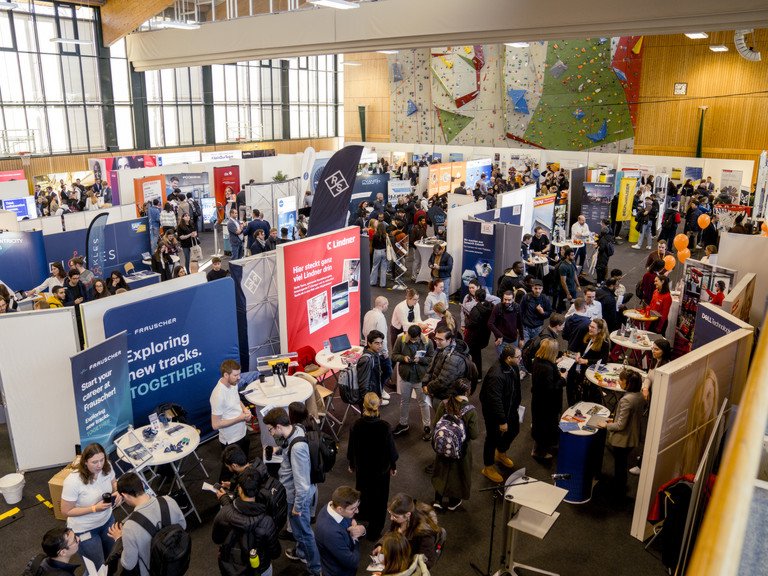 Rund 1.800 Gäste besuchten dieses Jahr die Karrieremesse Campus meets Company, die im Sportzentrum der Universität stattfand, Foto: Universität Passau