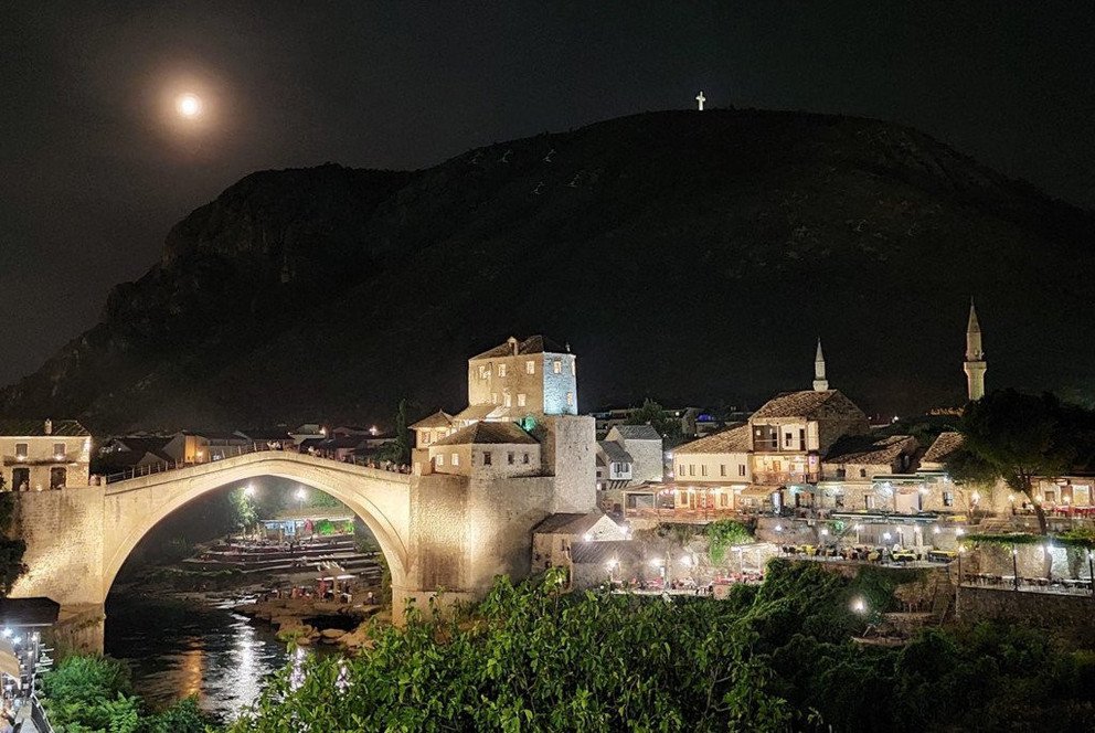 Alte Br&uuml;cke Mostar bei Nacht in Bosnien und Herzegowina, Foto: Universit&auml;t Passau/ Danny Jurjević.