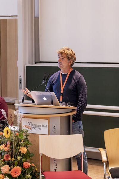 Kulturmanager Till Hofmann lotete in seiner Keynote Chancen und Herausforderungen ländlicher Regionen aus, Foto: Universität Passau