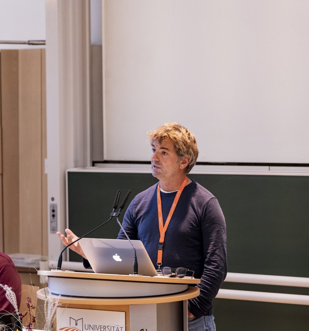 Kulturmanager Till Hofmann lotete in seiner Keynote Chancen und Herausforderungen ländlicher Regionen aus, Foto: Universität Passau