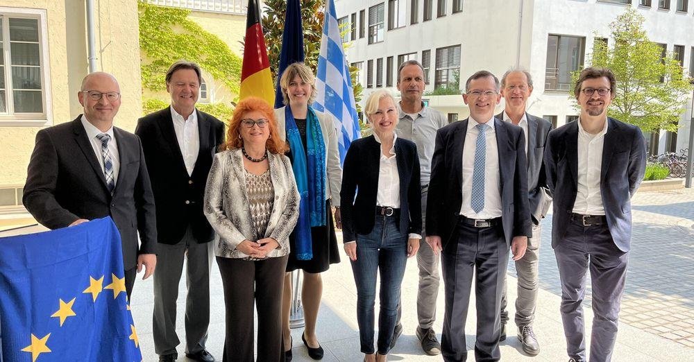 v.l.n.r. Kaspar Sammer (Geschäftsführer Euregio), Dr. Walter Keilbart (Vorsitzender Medienrat der Bayerischen Landeszentrale für neue Medien), Erika Träger (3. Bürgermeisterin Stadt Passau), Axelle Cheney (kommissarische Geschäftsführerin SHE), Prof. Dr. Christina Hansen (Vizepräsidentin Universität Passau), Dr. Armin Bender (Leiter der Geschäftsstelle Passau msg systems), Prof. Dr. Meinhard Schröder, Prof. Dr. Hermann de Meer, Prof. Dr. Daniel Göler (alle Universität Passau). Foto: Universität Passau/Nicola Jacobi