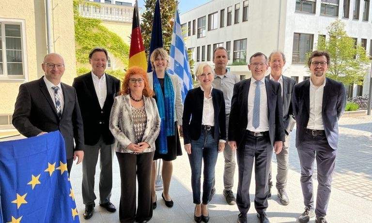 v.l.n.r. Kaspar Sammer (Geschäftsführer Euregio), Dr. Walter Keilbart (Vorsitzender Medienrat der Bayerischen Landeszentrale für neue Medien), Erika Träger (3. Bürgermeisterin Stadt Passau), Axelle Cheney (kommissarische Geschäftsführerin SHE), Prof. Dr. Christina Hansen (Vizepräsidentin Universität Passau), Dr. Armin Bender (Leiter der Geschäftsstelle Passau msg systems), Prof. Dr. Meinhard Schröder, Prof. Dr. Hermann de Meer, Prof. Dr. Daniel Göler (alle Universität Passau). Foto: Universität Passau/Nicola Jacobi