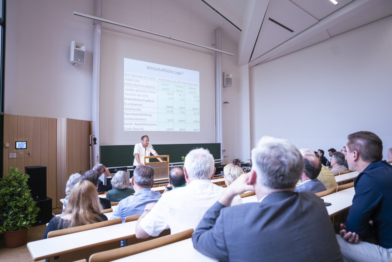 Fabian Werner, Schulleiter der Staatlichen Landwirtschaftsschule Passau, pr&auml;sentierte einen Impulsvortrag zum Thema "Erosion und Grundwasserneubildung in der Landwirtschaft".