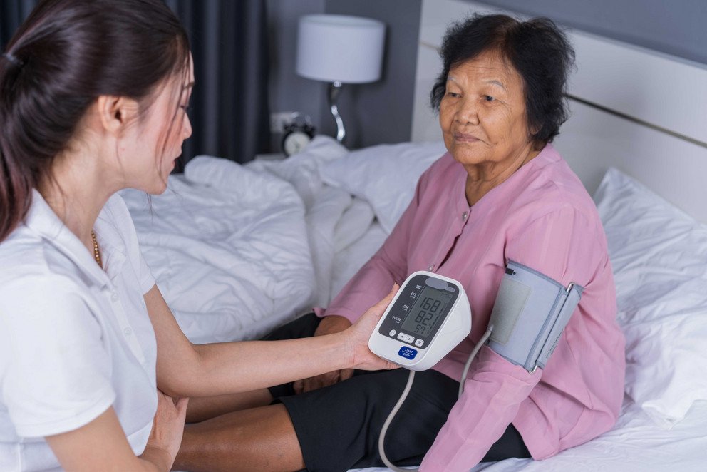 Symboldbild: Frau misst Blutdruck einer &auml;lteren Patientin