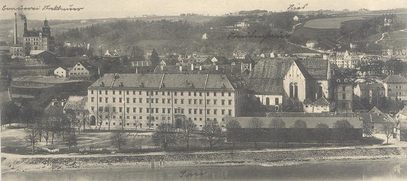 Old black & white photo of the Nikolakloster building