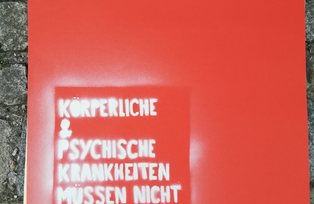 [Translate to Englisch:] auf roten Hintergrund mit weißer Farbe gesprüht: körperliche und psychische Krankheiten müssen nicht immer sichtbar sein