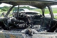 V&ouml;llig ausgebrannt ist der Polo, aus dem vier mutige M&auml;nner eine 32-J&auml;hrige in &ensp;letzter Minute gerettet haben. &ndash;Foto: Feuerwehr Marklkofen