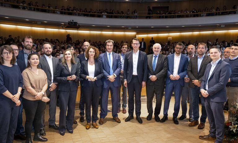 Gruppenbild der neuen Professoren und Professorinnen mit Herr Söder und Herr Blume