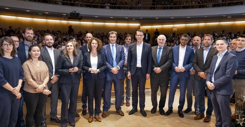 Gruppenbild der neuen Professoren und Professorinnen mit Herr Söder und Herr Blume