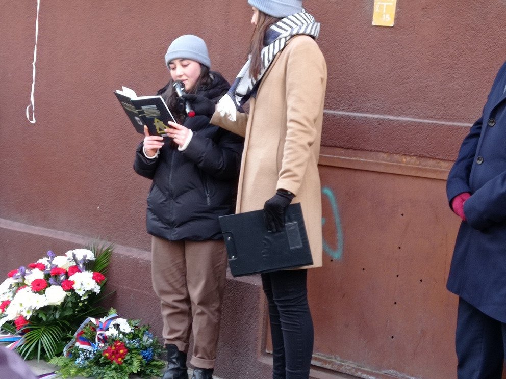 Fotografie z odhalen&iacute; pamětn&iacute; desky