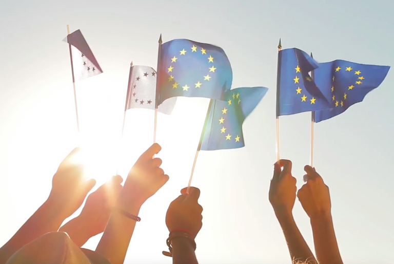 Europaflaggen vor der Sonne