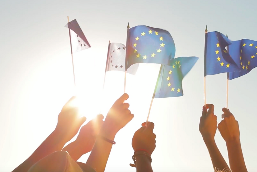 Europaflaggen vor der Sonne