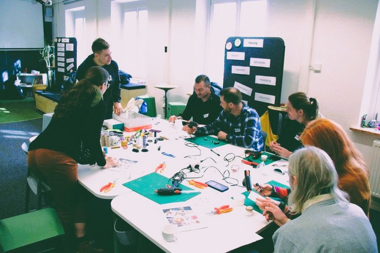 Bild zeigt Personen bei einem Upcycling-Workshop