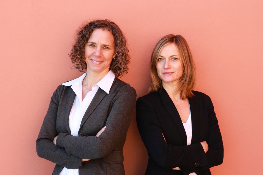 Nicola Jacobi (links) und Barbara Weinert haben als Nachfolgerinnen von Katrina Jordan die Leitung des Referats für Medienarbeit der Universität Passau übernommen. Foto: Kuhnen