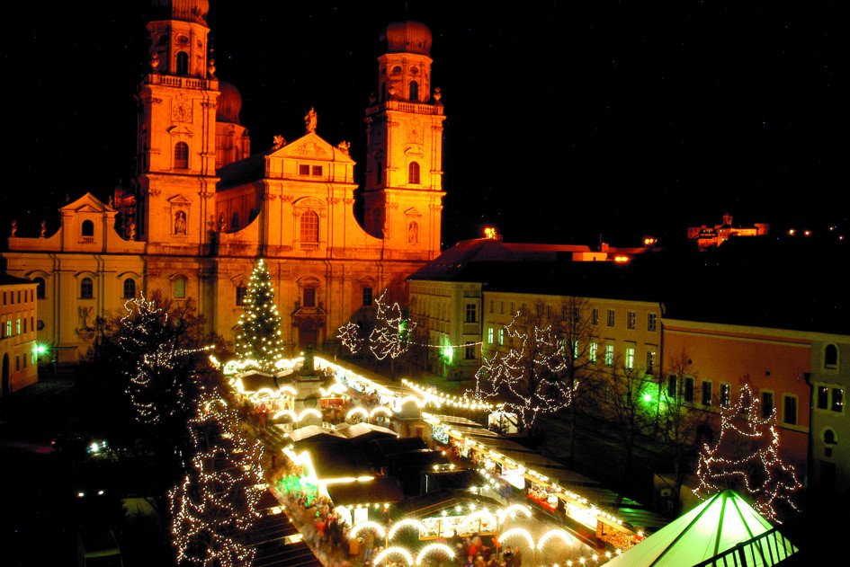 Passauer Dom Weihnachtsmarkt Lichter, noch dunkle Beleuchtung Dom