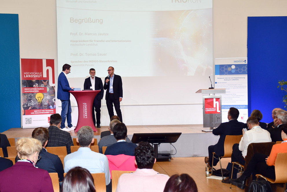 Prof. Dr. Tomas Sauer (Sprecher des INDIGO-Steuerkreises, Universit&auml;t Passau, Mitte) und Prof. Dr. Marcus Jautze (Vizepr&auml;sident der Hochschule Landshut, rechts) im Gespr&auml;ch mit Moderator Marcel Meinert; Foto: Hochschule Landshut