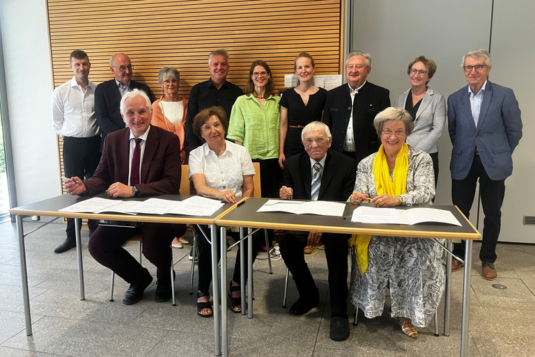 Besiegelten die künftige Kooperation im Vorhaben „Forschungs- und Reflexionslabor Demokratiebildung“: Präsident Prof. Dr. Ulrich Bartosch (von links), Roswitta Jany (Schwarz-Jany-Stiftung), Reiner Kunze und Renate Braun (Reiner und Elisabeth Kunze Stiftung). Mit ihnen freuen sich neben Vertreterinnen und Vertretern beider Stiftungen Altpräsident Prof. Dr. Walter Schweitzer (hinten von rechts), Landtagsabgeordnete Roswitha Toso, Altlandrat Franz Meyer sowie die wissenschaftlichen Impulsgeberinnen Prof. Dr. Inken Heldt und Dr. Linda Keyserlingk-Rehbein. Foto: Universität Passau