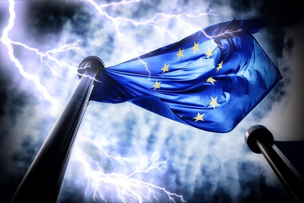 EU-Flagge mit Gewitter im Hintergrund