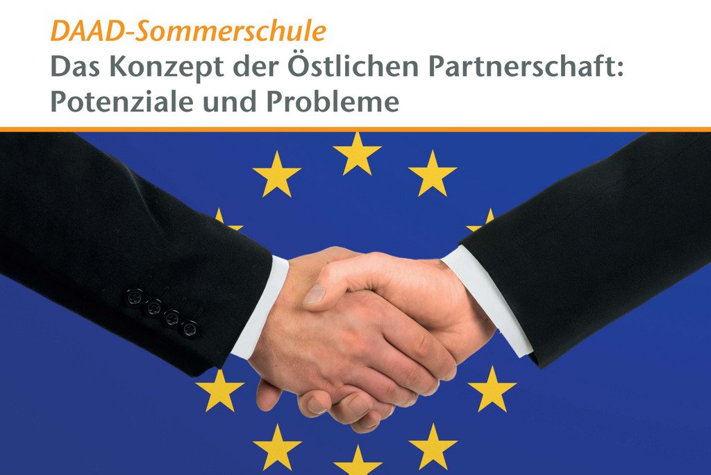 Symbolbild Hände schütteln vor EU-Flagge