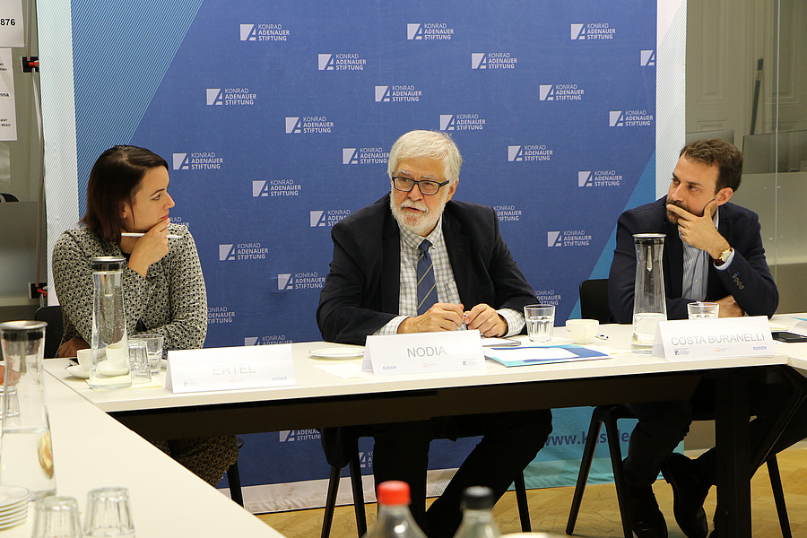 Florence Ertel mit Prof. Dr. Ghia Nodia und Dr. Filippo Costa Buranelli (v.l.); Foto: Multilateraler Dialog Wien der KAS