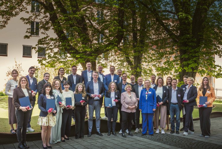 Gruppenbild vom Tag der guten Lehre mit Stefanie Chabert (2.v.l.) und Victoria Riess (rechts neben Staatsminister Markus Blume); Foto: Axel K&ouml;nig/StMWK