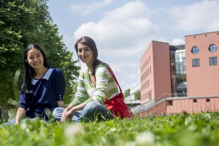 Studierende sitzen auf der Innwiese
