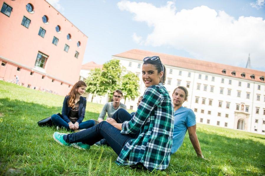 Studierende auf der Innwiese Studierende auf der Innwiese