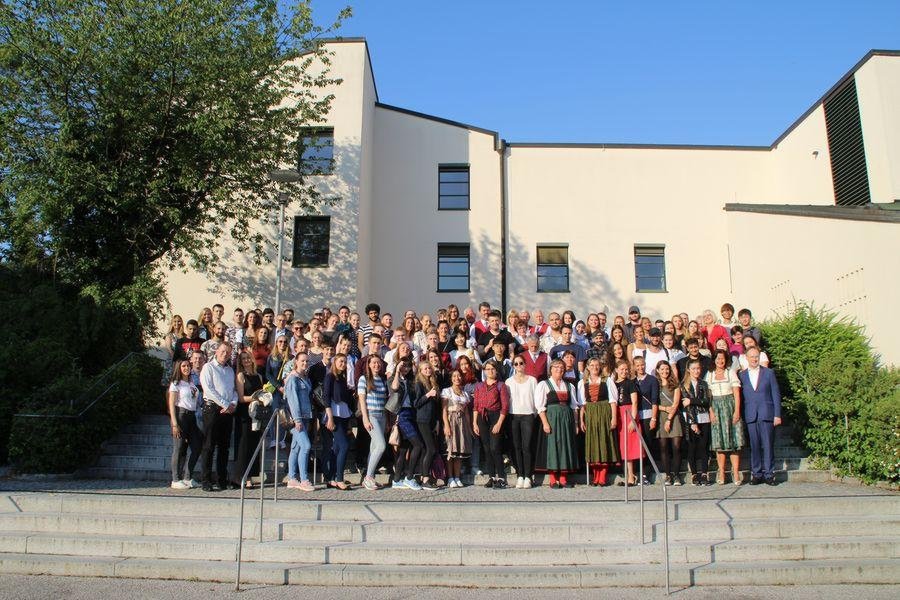 Die Teilnehmerinnen und Teilnehmer der diesjährigen German Courses mit Urban Mangold, Prof. Dr. Ursula Reutner sowie Dr. Michael de Jong und seiner Stellvertreterin Dott. Cristina Pontalti Erhardt.