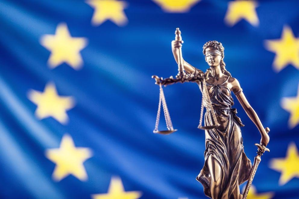Justizia vor EU-Flagge