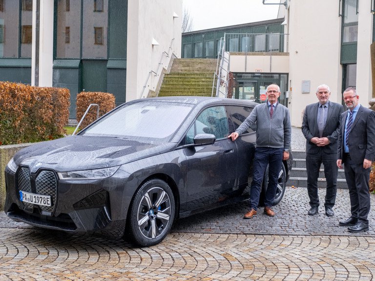 Vollelektrischer Dienstwagen der Unileitung