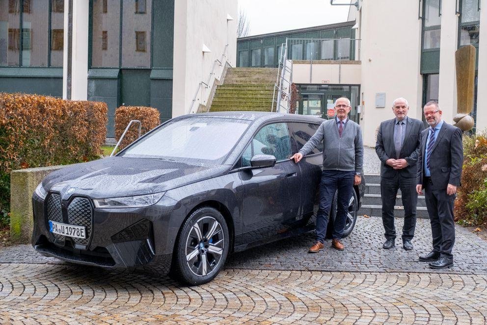 Vollelektrischer Dienstwagen der Unileitung