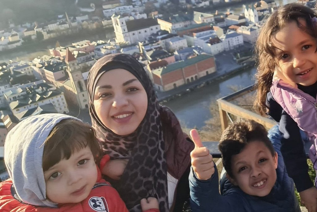 Bild Fatma Teba mit ihren Kindern