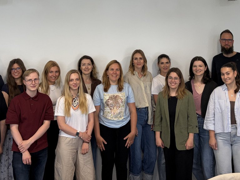 Die Teilnehmenden des ersten BAS!S-Kooperationsseminars mit Mittelschulseminarleiterin Melanie Neulinger-Seil (l.), Mathematikdidaktiker Dr. Roland Kufner (r.) und Dr. Florian Salzberger vom BAS!S-Projektteam (3.v.r.); Foto: Johannes H&ouml;fler.