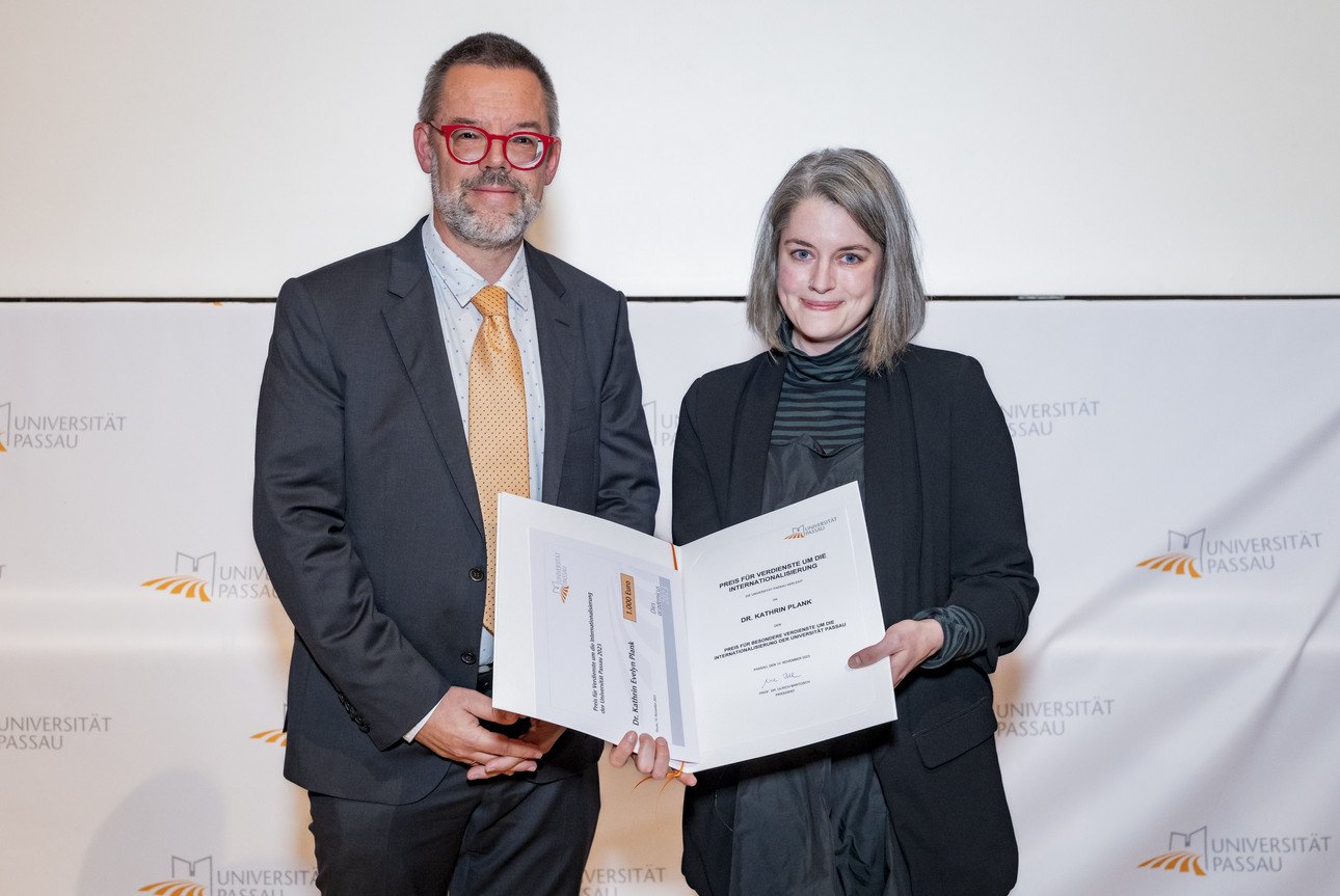 Prof. Dr. Werner Gamerith, Beauftragter f&uuml;r Transfer und interne Vernetzung mit der Querschnittsaufgabe Nachhaltigkeit, &uuml;bergibt den Preis an Dr. Kathrin Evelyn Plank