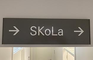 Foto von SKoLa Wegweiser-Schild