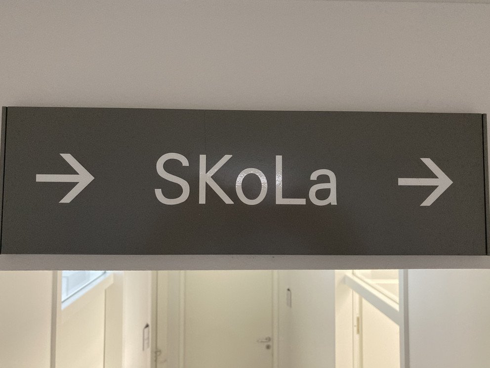Foto von SKoLa Wegweiser-Schild