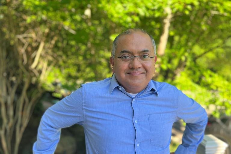 Prof. Dr. Samarjit Chakraborty im Freien